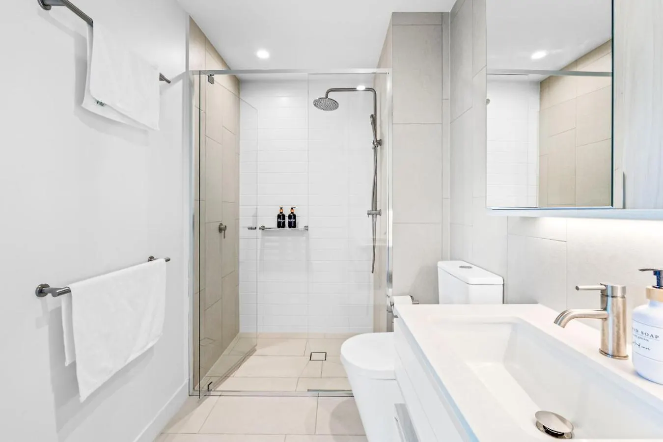 The Vista Coastline View 2Br Unit In Signature Broadbeach With Parking And Pool Gold Coast Lejlighed