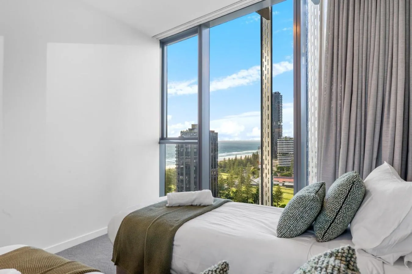 The Vista Coastline View 2Br Unit In Signature Broadbeach With Parking And Pool Gold Coast Lejlighed