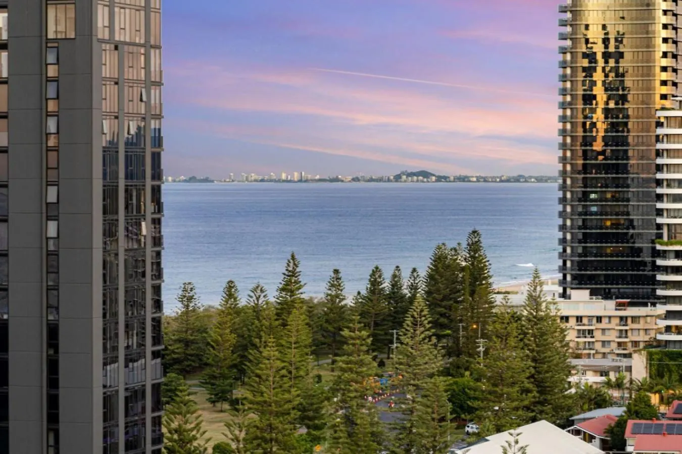 The Vista Coastline View 2Br Unit In Signature Broadbeach With Parking And Pool Gold Coast
