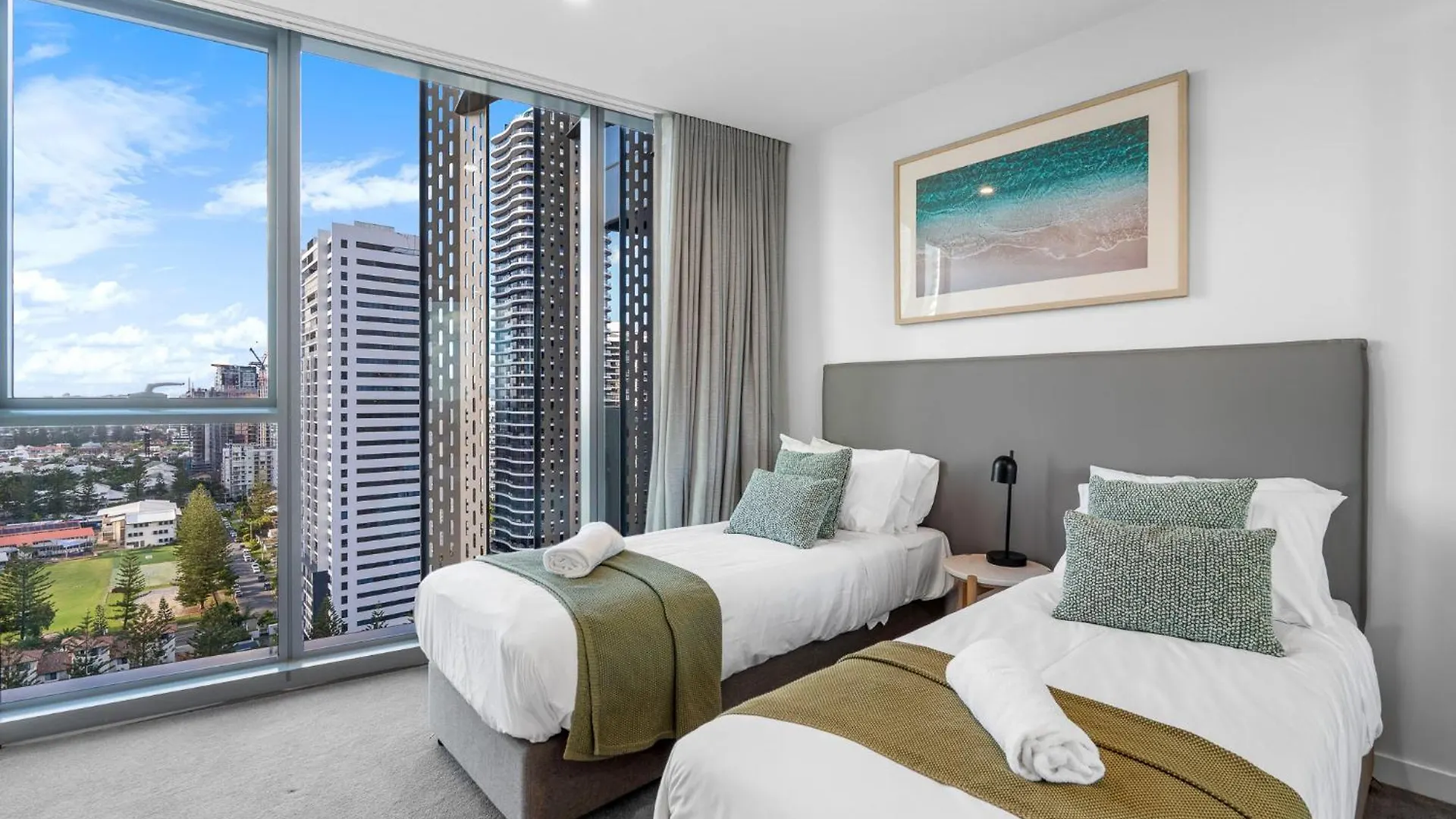 The Vista Coastline View 2Br Unit In Signature Broadbeach With Parking And Pool Gold Coast 0*,  Australia