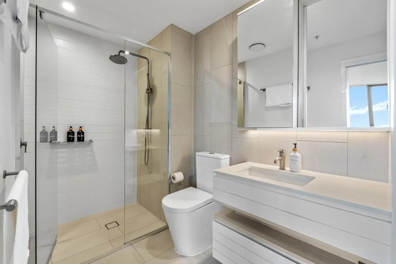 The Vista Coastline View 2Br Unit In Signature Broadbeach With Parking And Pool Gold Coast 0*,  Australia