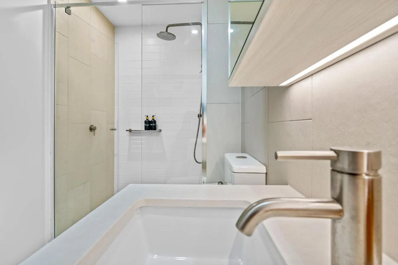 The Vista Coastline View 2Br Unit In Signature Broadbeach With Parking And Pool Gold Coast Australia