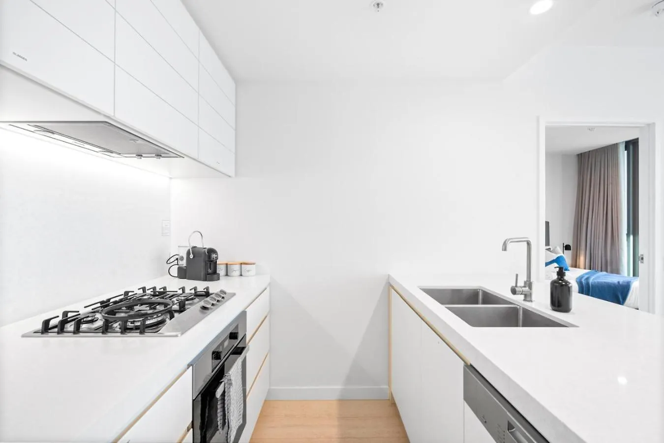 The Vista Coastline View 2Br Unit In Signature Broadbeach With Parking And Pool Gold Coast