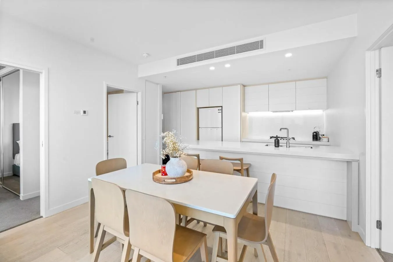 The Vista Coastline View 2Br Unit In Signature Broadbeach With Parking And Pool Gold Coast Apartment