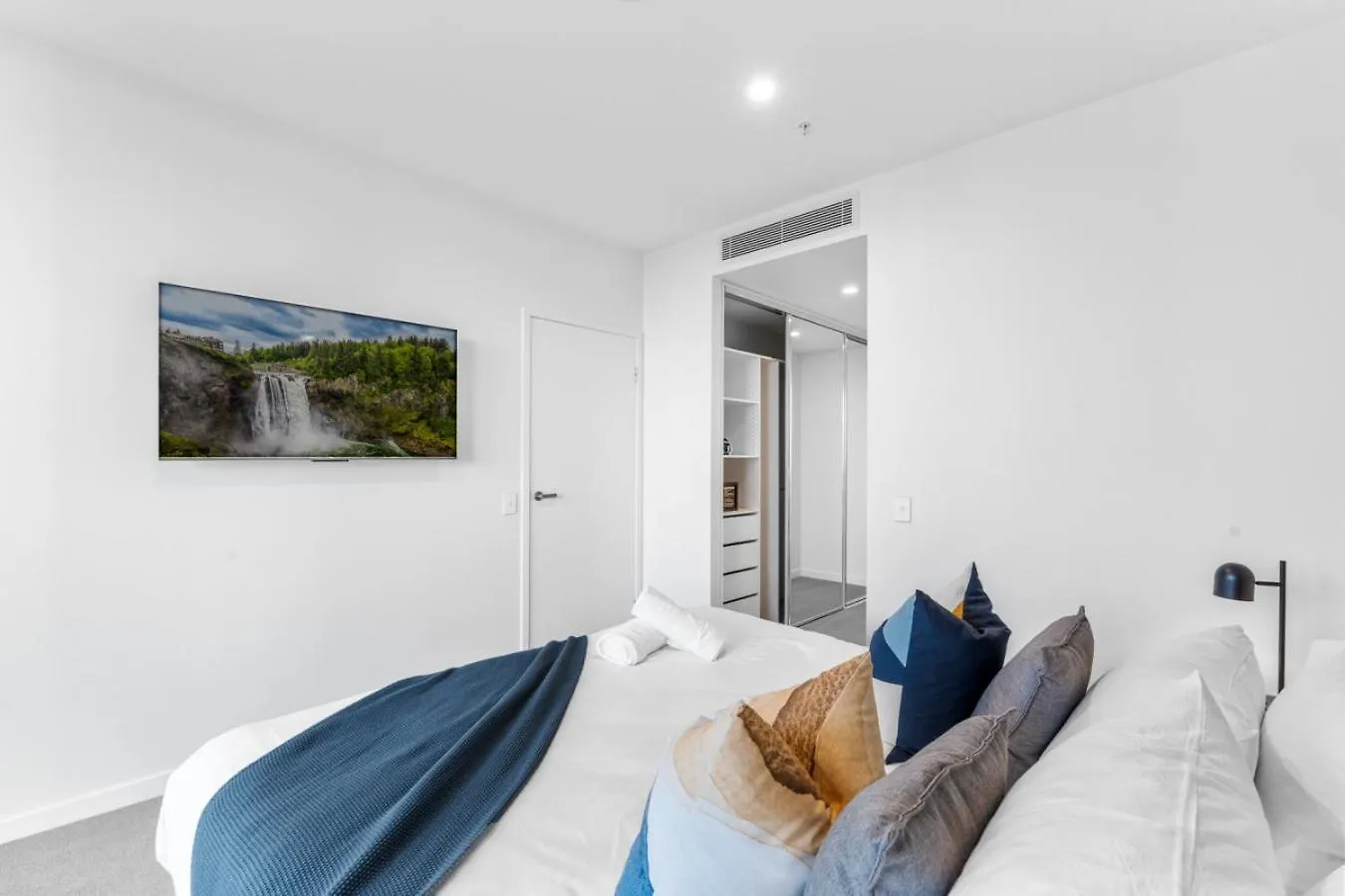 The Vista Coastline View 2Br Unit In Signature Broadbeach With Parking And Pool Gold Coast
