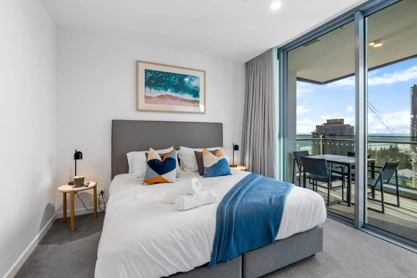 The Vista Coastline View 2Br Unit In Signature Broadbeach With Parking And Pool Gold Coast 0*,