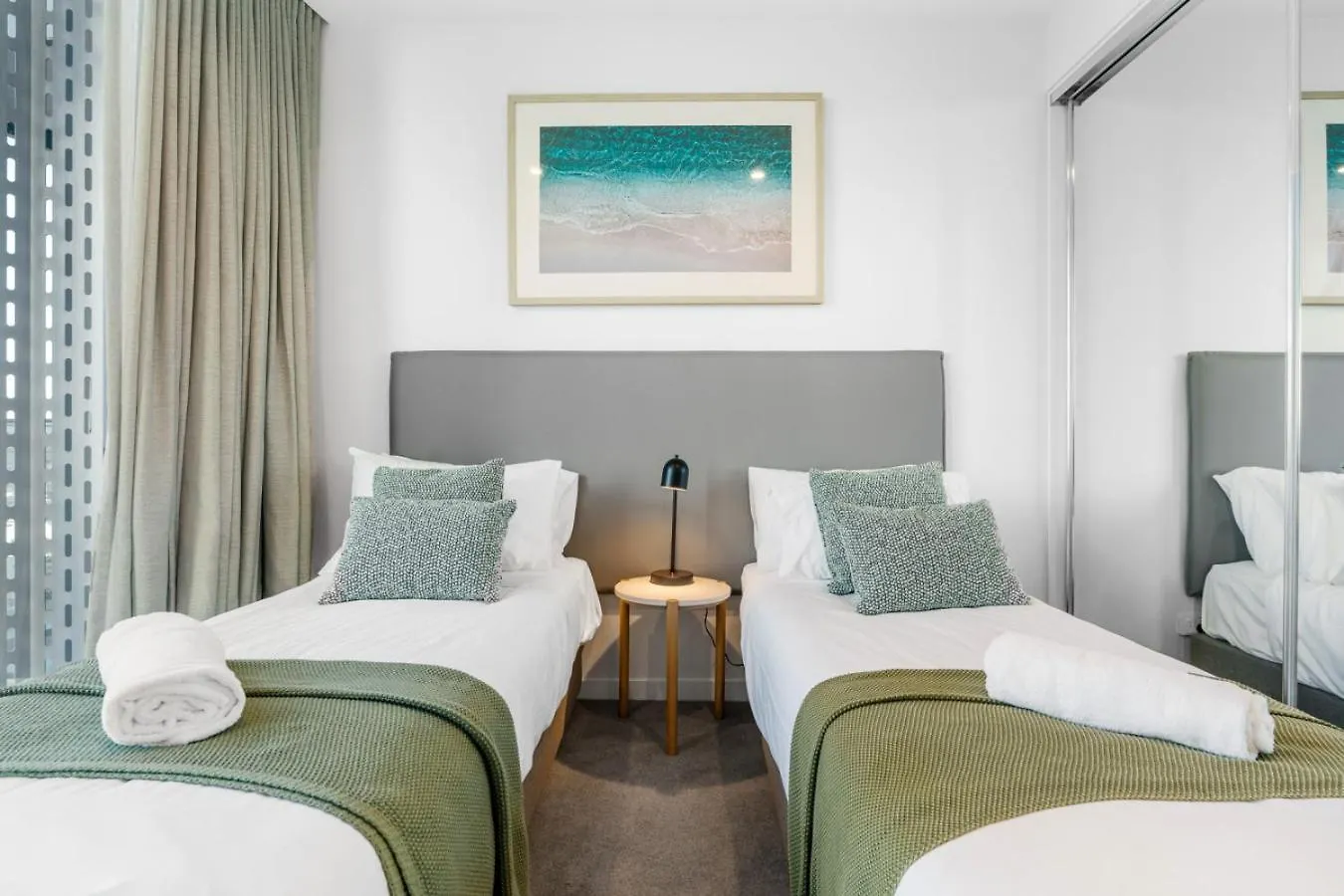 The Vista Coastline View 2Br Unit In Signature Broadbeach With Parking And Pool Gold Coast