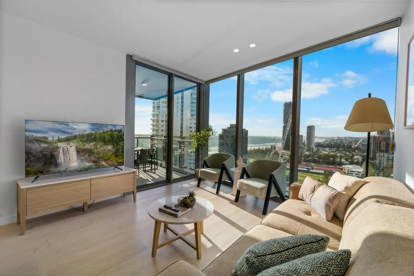 The Vista Coastline View 2Br Unit In Signature Broadbeach With Parking And Pool Gold Coast 0*,