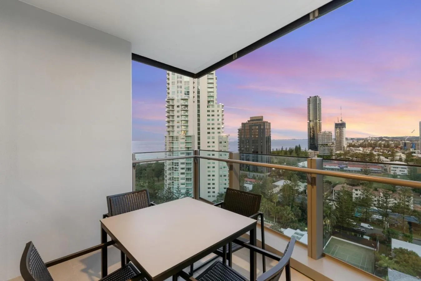 The Vista Coastline View 2Br Unit In Signature Broadbeach With Parking And Pool Gold Coast