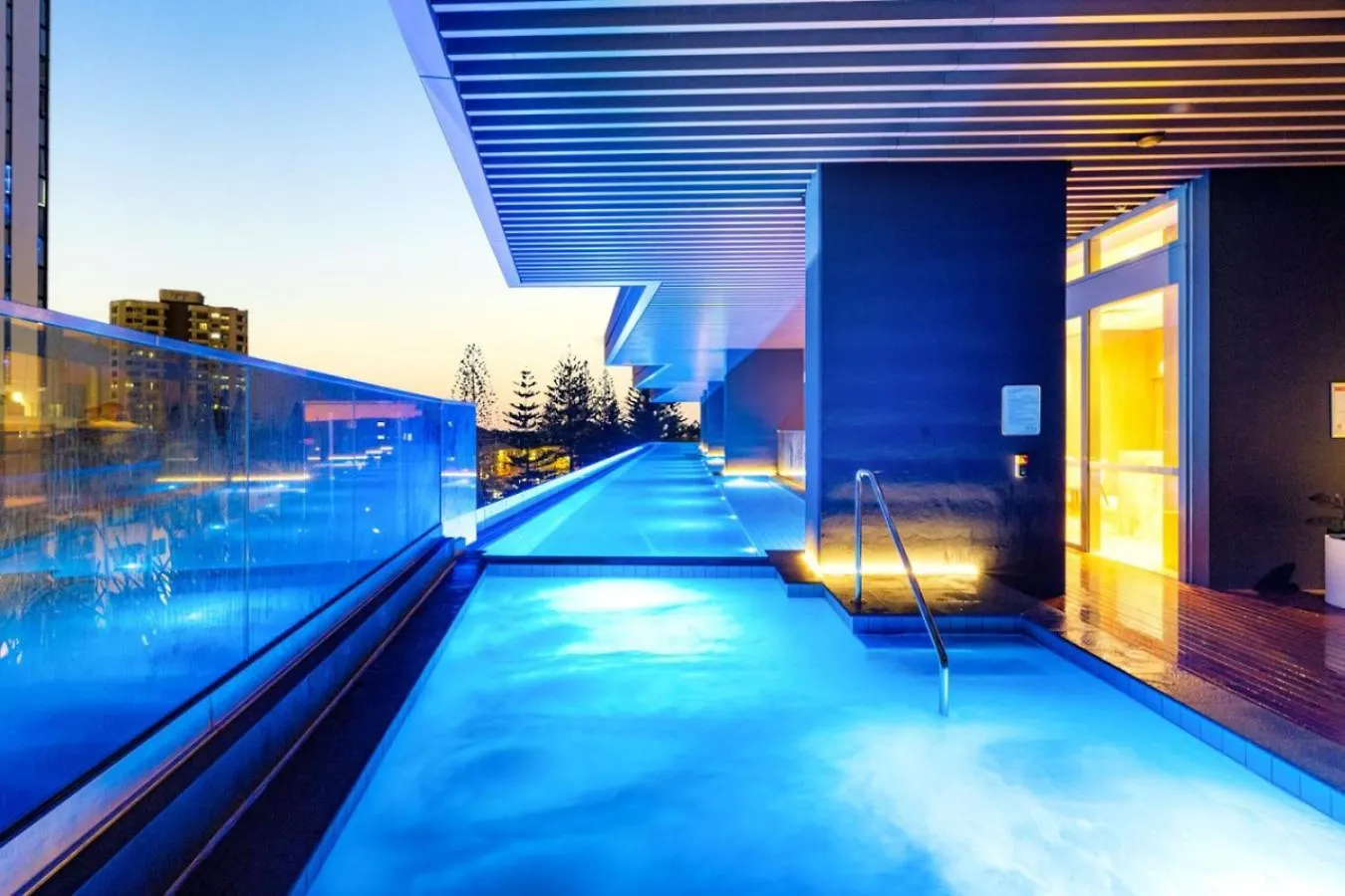 The Vista Coastline View 2Br Unit In Signature Broadbeach With Parking And Pool Gold Coast Apartment
