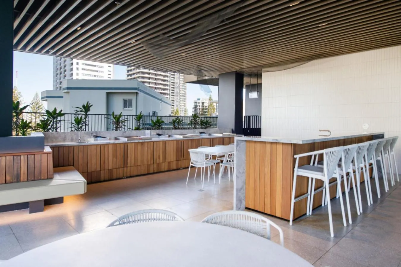 The Vista Coastline View 2Br Unit In Signature Broadbeach With Parking And Pool Gold Coast Apartment