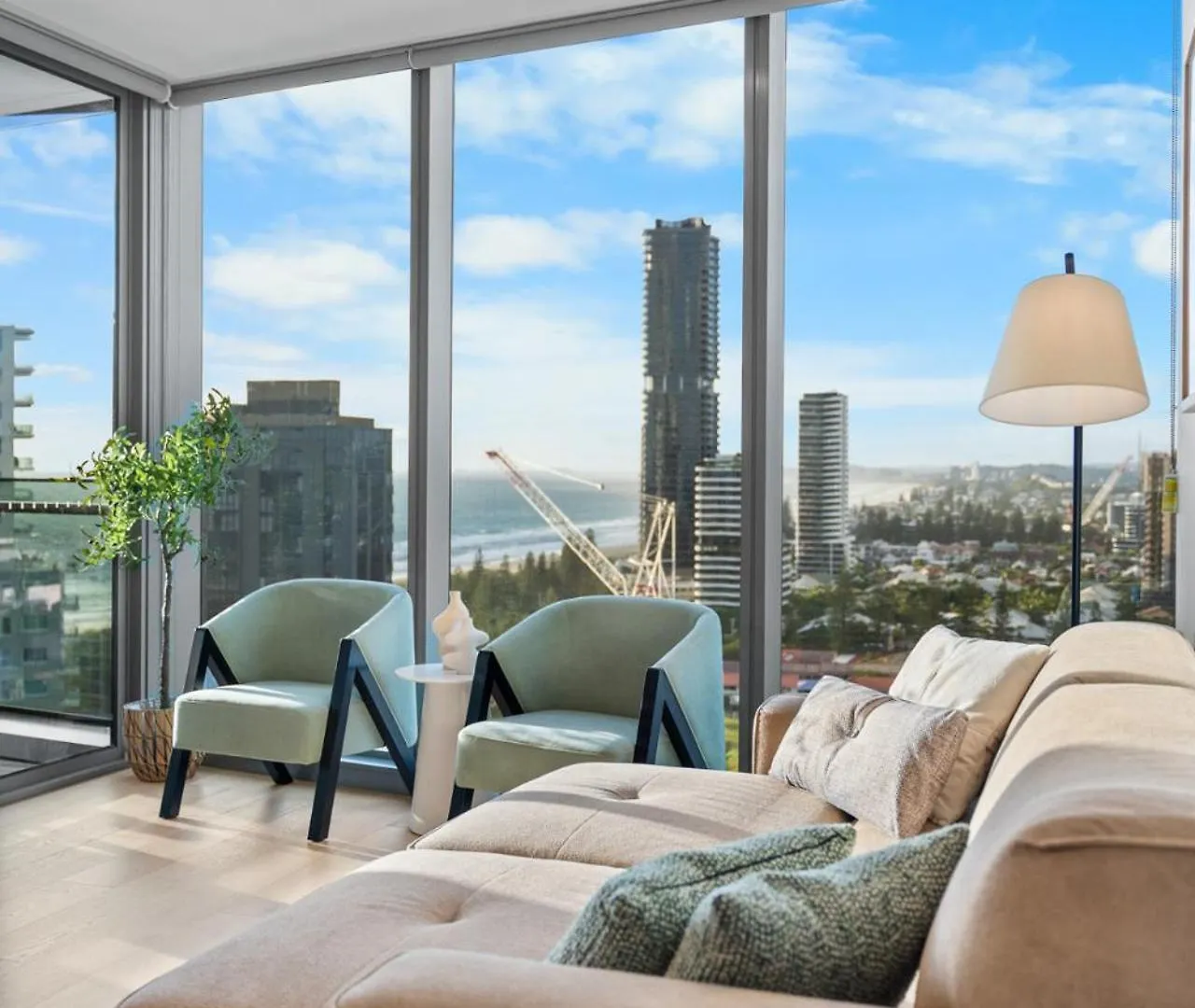 The Vista Coastline View 2Br Unit In Signature Broadbeach With Parking And Pool Gold Coast Apartment