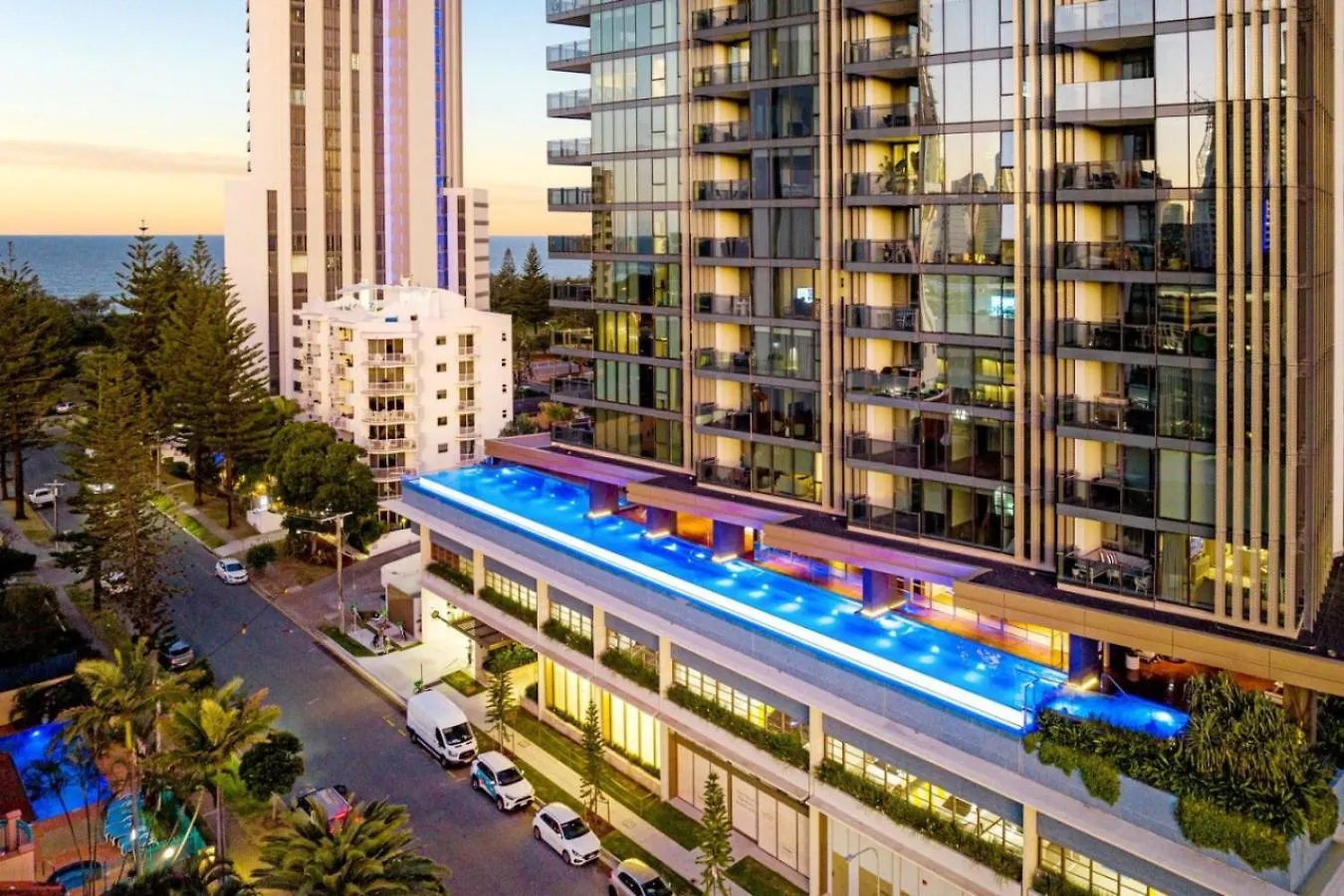 The Vista Coastline View 2Br Unit In Signature Broadbeach With Parking And Pool Gold Coast