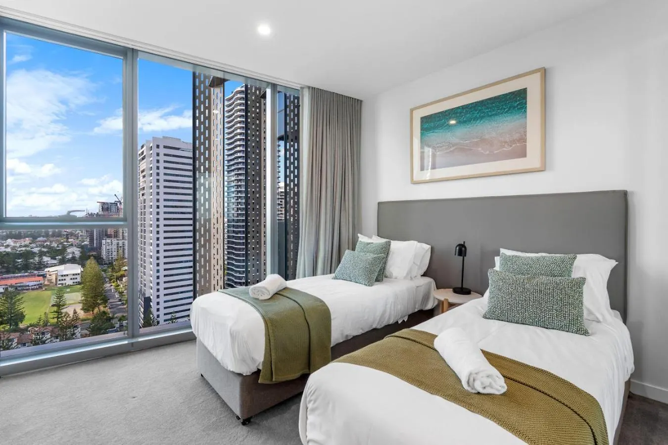The Vista Coastline View 2Br Unit In Signature Broadbeach With Parking And Pool Gold Coast Apartment